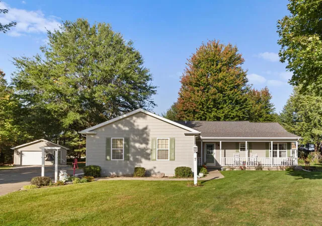 Photo 2 of Single family home for sale at 7 Sand Lake Ct, Monticello, IL 61856 | MLS# 12716708 | Listing updated on 2026-09-12