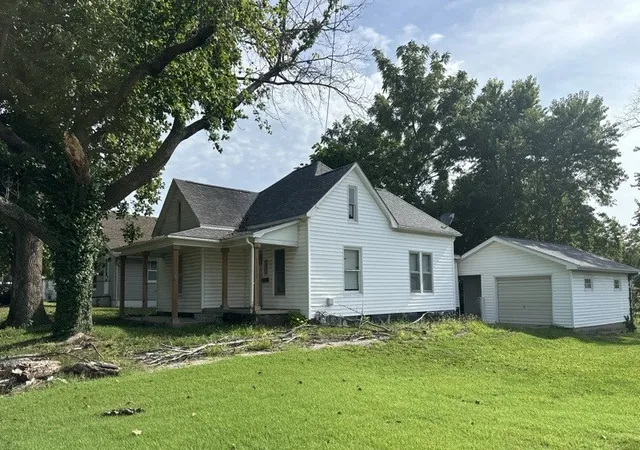 Photo 2 of Single family home for sale at 706 N Victor St, Christopher, IL 62822 | MLS# 12716721 | Listing updated on 2026-08-14