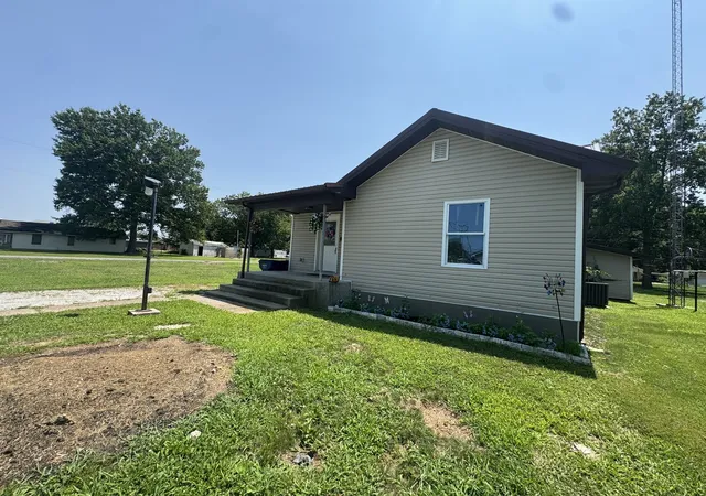 Photo 2 of Sale Pending at 1204 W Oak St, West Frankfort, IL 62896 | MLS# 12716766 | Listing updated on 2026-08-11