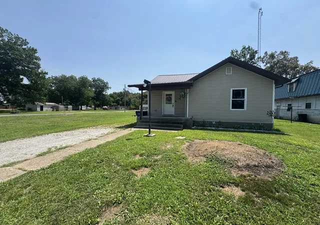 Photo 3 of Sale Pending at 1204 W Oak St, West Frankfort, IL 62896 | MLS# 12716766 | Listing updated on 2026-08-11