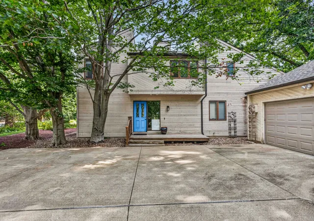Photo 1 of Single family home for sale at 820 Dodds Dr, Champaign, IL 61820 | MLS# 12716792 | Listing updated on 2026-10-07