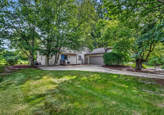 Photo 2 of Single family home for sale at 820 Dodds Dr, Champaign, IL 61820 | MLS# 12716792 | Listing updated on 2026-10-07