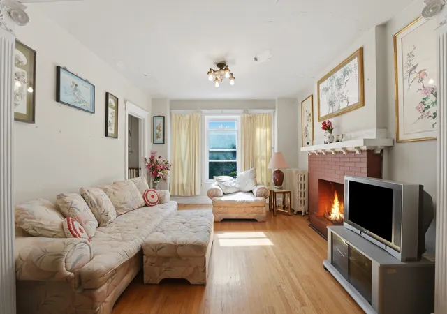 Photo 4 of House for sale at 6311 N Lakewood Ave, Chicago, IL 60660 | MLS# 12716799 | Listing updated on 2026-08-05