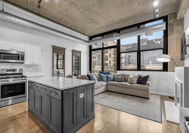Photo 3 of Condo for sale at 843 W Adams St #403, Chicago, IL 60607 | MLS# 12716813 | Listing updated on 2026-08-04