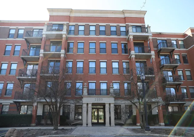 Listing Photo 1 - Condo for sale in building located at 2335 W Belle Plaine Ave, Chicago, IL 60618 - Unit #407