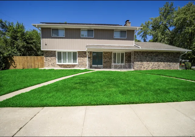 Photo 1 of Single family home for sale at 17152 Kenwood Ave, South Holland, IL 60473 | MLS# 12716940 | Listing updated on 2026-09-01