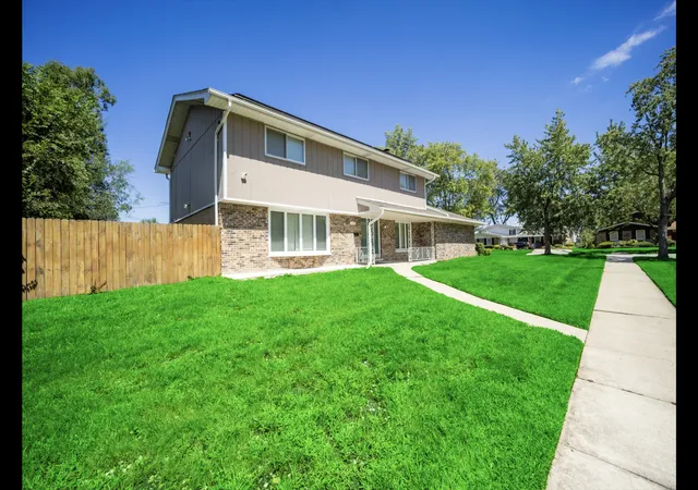 Photo 3 of Single family home for sale at 17152 Kenwood Ave, South Holland, IL 60473 | MLS# 12716940 | Listing updated on 2026-09-01