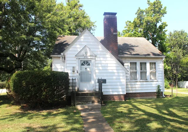 1st image of 201 N College St, Salem, IL 62881 | MLS# 12716999