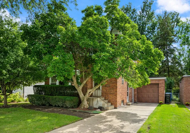 Photo 2 of Single family home for sale at 2907 W Bryn Mawr Ave, Chicago, IL 60659 | MLS# 12717026 | Listing updated on 2026-09-24