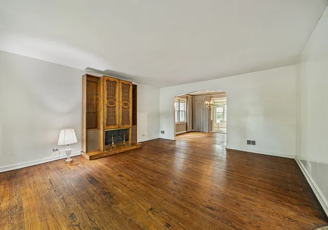 Photo 3 of Single family home for sale at 2907 W Bryn Mawr Ave, Chicago, IL 60659 | MLS# 12717026 | Listing updated on 2026-09-24