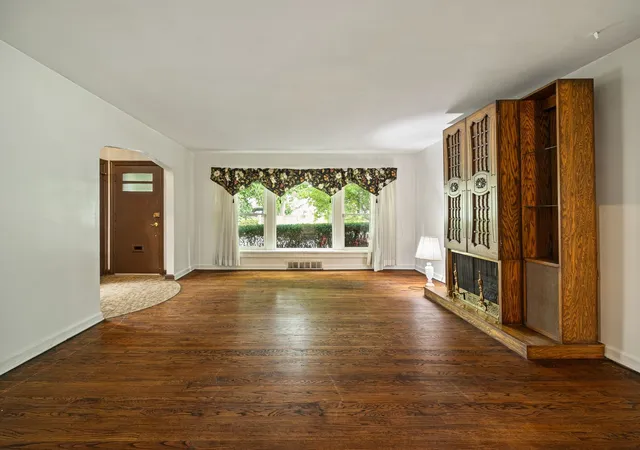 Photo 3 of Single family home for sale at 2907 W Bryn Mawr Ave, Chicago, IL 60659 | MLS# 12717026 | Listing updated on 2026-09-24