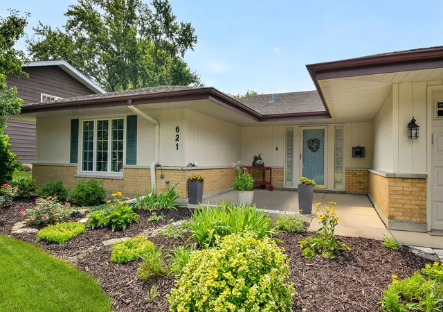 Photo 2 of Sale Pending at 21w621 Buckingham Rd, Glen Ellyn, IL 60137 | MLS# 12717086 | Listing updated on 2026-09-13