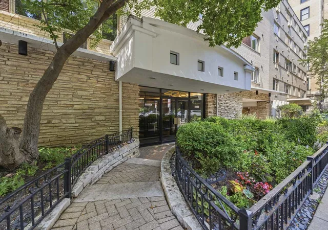 1st image of 426 W Barry Ave #407, Chicago, IL 60657 | MLS# 12717102
