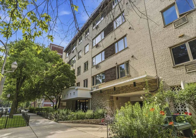 2nd image of 426 W Barry Ave #407, Chicago, IL 60657 | MLS# 12717102