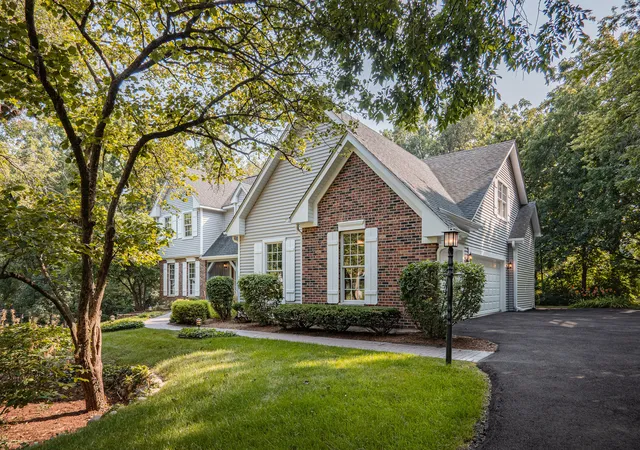 Photo 3 of Single family home for sale at 5n662 Forest Glen Ln, St. Charles, IL 60175 | MLS# 12717124 | Listing updated on 2026-09-08