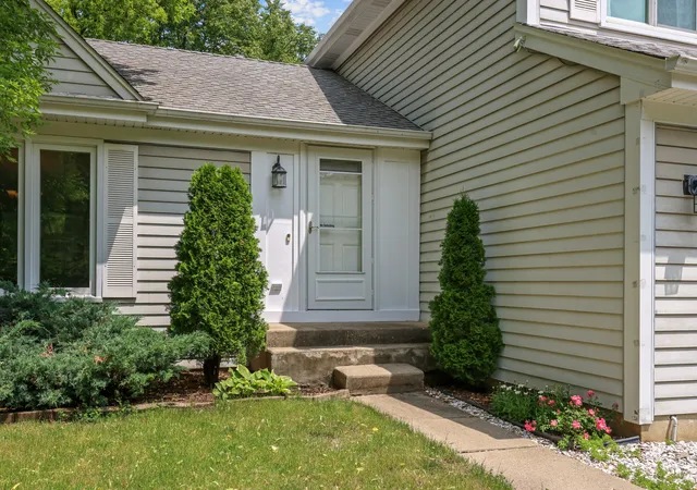 2nd image of 1316 W Meade Ln, Arlington Heights, IL 60004 | MLS# 12717161