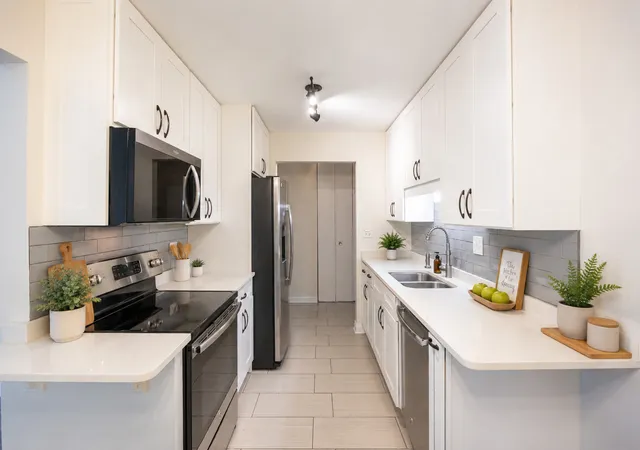 2nd image of 880 E Old Willow Rd #166, Prospect Heights, IL 60070 | MLS# 12717222