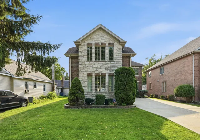 Photo 2 of Single family home for sale at 2272 Eastview Dr, Des Plaines, IL 60016 | MLS# 12717240 | Listing updated on 2026-08-11