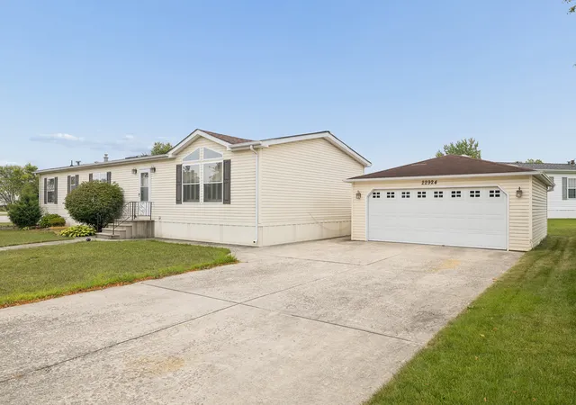 Photo 3 of Manufactured home for sale at 22924 S Pine Valley Dr, Frankfort, IL 60423 | MLS# 12717288 | Listing updated on 2026-08-31