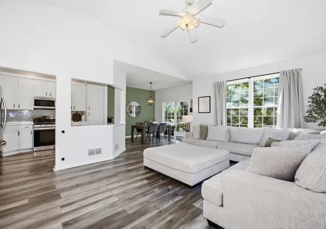 Photo 3 of Townhouse for sale at 961 Ellsworth Dr #2, Grayslake, IL 60030 | MLS# 12717293 | Listing updated on 2026-10-22