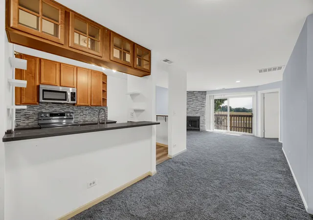 Listing Photo 4 - Condo for sale in building located at 213 Glengarry Dr, Bloomingdale, IL 60108 - Unit #211