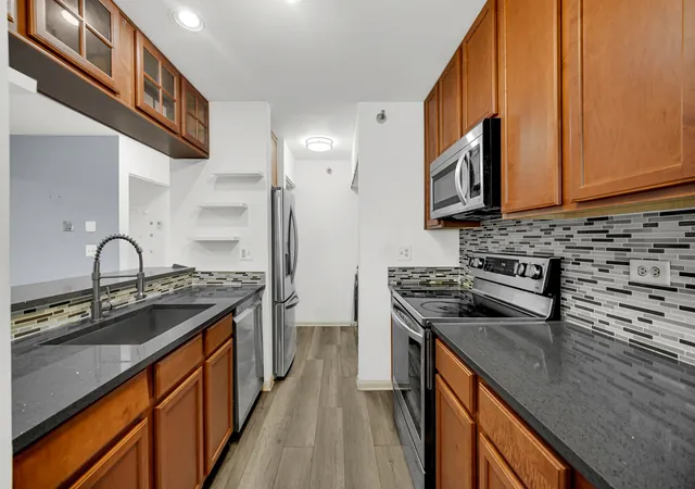 Listing Photo 5 - Condo for sale in building located at 213 Glengarry Dr, Bloomingdale, IL 60108 - Unit #211