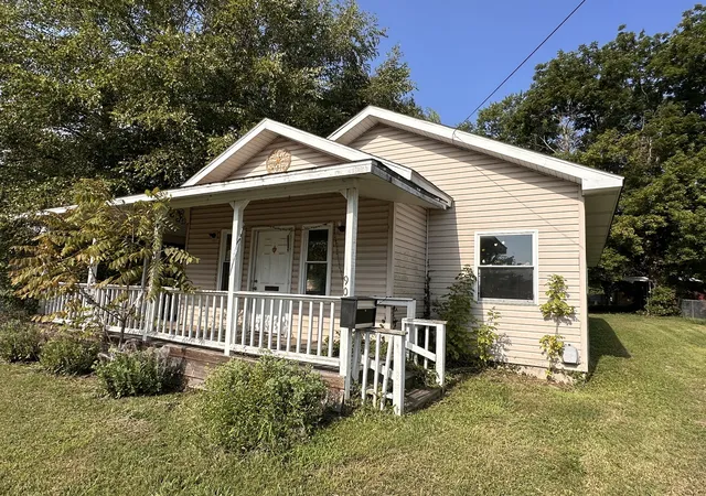 Photo 1 of Single family home for sale at 905 N Mcleansboro St, Benton, IL 62812 | MLS# 12717341 | Listing updated on 2026-09-01