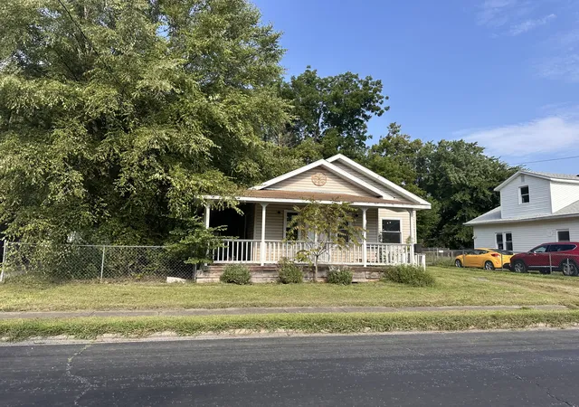 Photo 2 of Single family home for sale at 905 N Mcleansboro St, Benton, IL 62812 | MLS# 12717341 | Listing updated on 2026-09-01