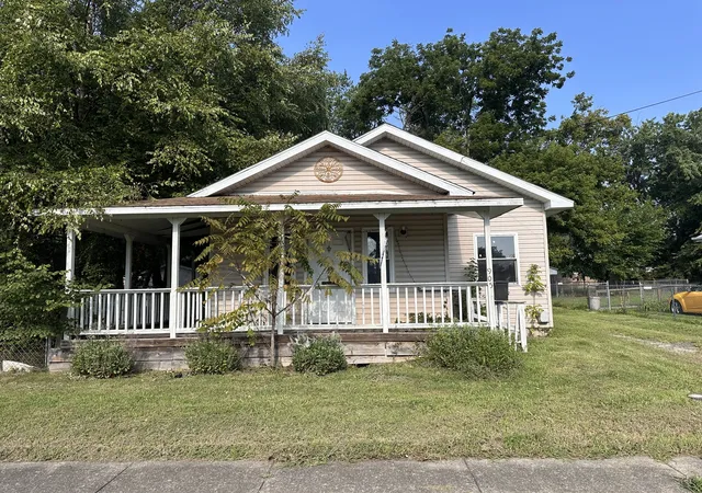 Photo 2 of Single family home for sale at 905 N Mcleansboro St, Benton, IL 62812 | MLS# 12717341 | Listing updated on 2026-09-01