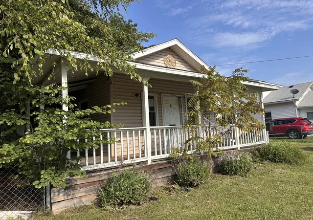 Photo 3 of Single family home for sale at 905 N Mcleansboro St, Benton, IL 62812 | MLS# 12717341 | Listing updated on 2026-09-01
