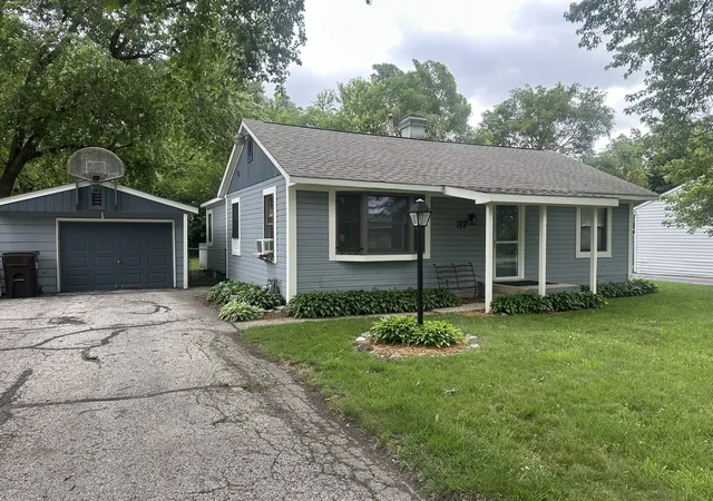 Photo 1 of Single family home for sale at 37 S Heather Dr, Crystal Lake, IL 60014 | MLS# 12717375 | Listing updated on 2026-09-13
