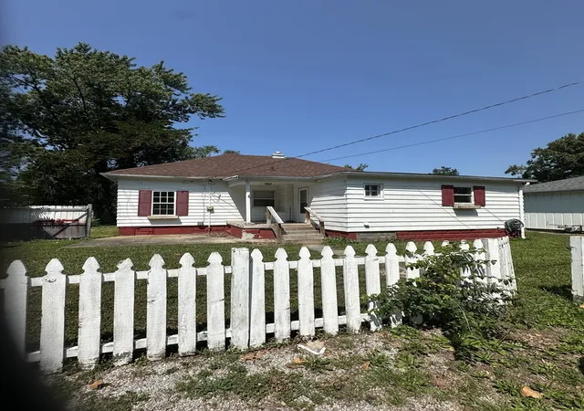 Photo 3 of Sale Pending at 224 Division St S, Duquoin, IL 62832 | MLS# 12717391 | Listing updated on 2026-08-30