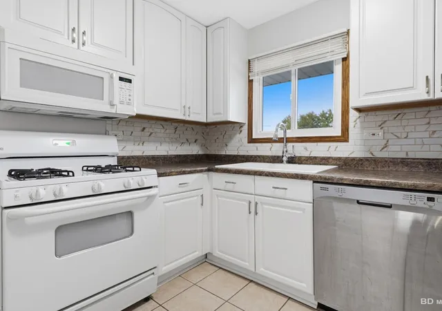 Photo 3 of Single family home for sale at 5185 Greentree Rd, Oak Forest, IL 60452 | MLS# 12717520 | Listing updated on 2026-10-29