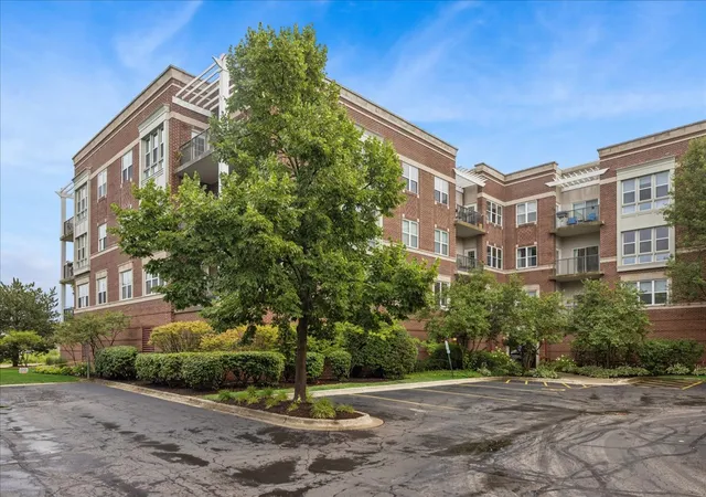 Listing Photo 2 - Condo for sale in building located at 310 E Church Ave, Libertyville, IL 60048 - Unit #209