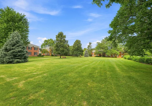 Listing Photo 2 - Condo for sale in building located at 540 Devonshire Ln, Crystal Lake, IL 60014 - Unit #7