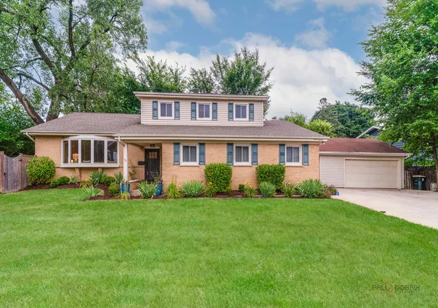 Photo 1 of Sale Pending at 720 S Butterfield Rd, Libertyville, IL 60048 | MLS# 12717588 | Listing updated on 2026-08-25