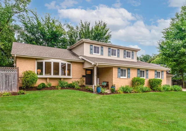 Photo 2 of Sale Pending at 720 S Butterfield Rd, Libertyville, IL 60048 | MLS# 12717588 | Listing updated on 2026-08-25