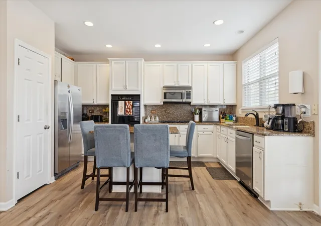 Photo 5 of Single family home for sale at 1618 Astor Ave, Oakbrook Terrace, IL 60181 | MLS# 12717619 | Listing updated on 2026-08-07
