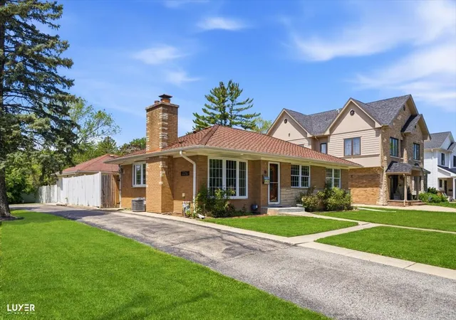 2nd image of 2 Washington St, Glenview, IL 60025 | MLS# 12717647