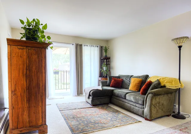 Listing Photo 5 - Condo for sale in building located at 1212 Whispering Hls Ct, Naperville, IL 60540 - Unit #3B