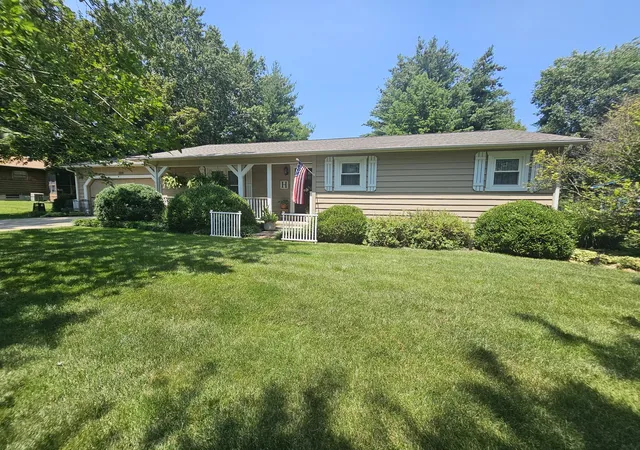 Photo 2 of Single family home for sale at 100 Cherry Dr, Mt Vernon, IL 62864 | MLS# 12717859 | Listing updated on 2026-10-02