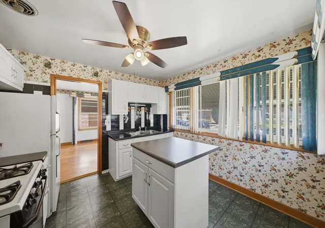 3rd image of 624 Marshall Ave, Bellwood, IL 60104 | MLS# 12717892