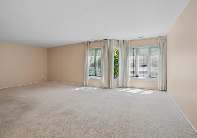 Listing Photo 3 - Condo for sale in building located at 200 Lake Blvd, Buffalo Grove, IL 60089 - Unit #428