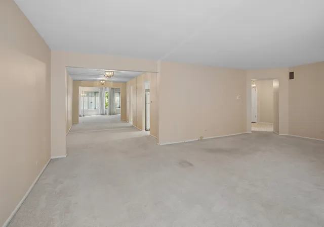 Listing Photo 5 - Condo for sale in building located at 200 Lake Blvd, Buffalo Grove, IL 60089 - Unit #428