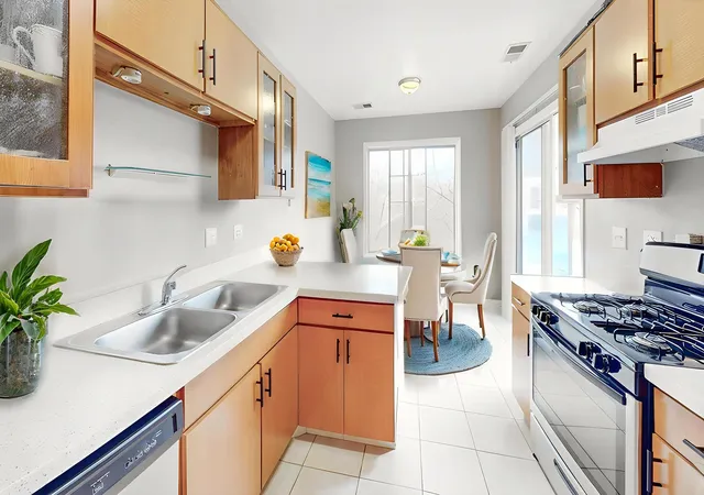 3rd image of 225 Columbia Ct #6, Schaumburg, IL 60193 | MLS# 12717935