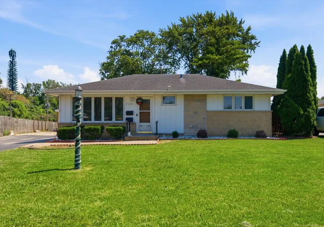 Photo 1 of Single family home for sale at 15w425 Victory Pkwy, Elmhurst, IL 60126 | MLS# 12718035 | Listing updated on 2026-08-03