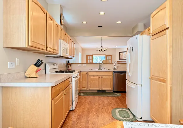 Photo 4 of Single family home for sale at 2 Suffolk Way, Grayslake, IL 60030 | MLS# 12718045 | Listing updated on 2026-09-13