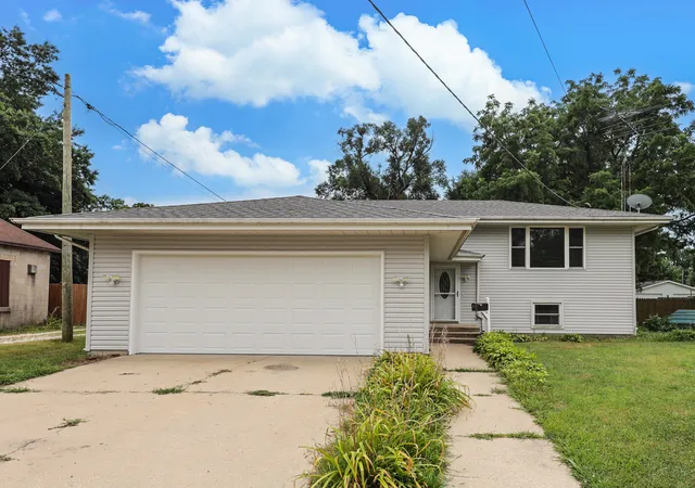 2nd image of 105 W Oak St, Coal City, IL 60416 | MLS# 12718186