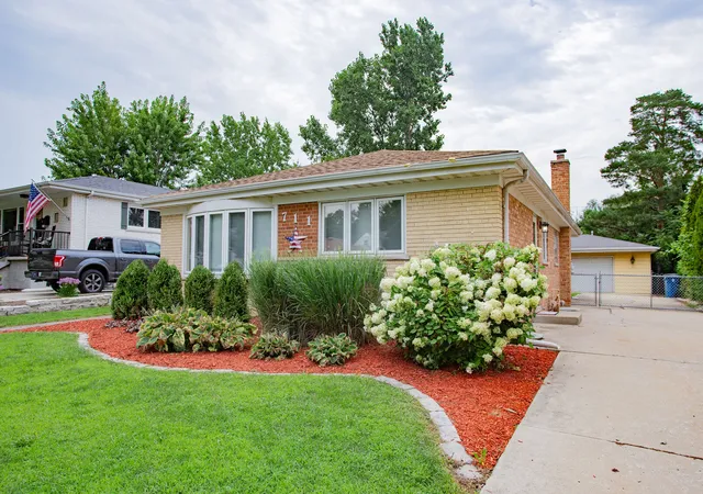 Photo 2 of Single family home for sale at 711 Schiller St, Itasca, IL 60143 | MLS# 12718204 | Listing updated on 2026-09-19