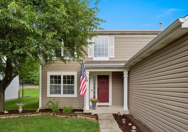 Photo 3 of Single family home for sale at 542 Waterford Ln, South Elgin, IL 60177 | MLS# 12718217 | Listing updated on 2026-09-10